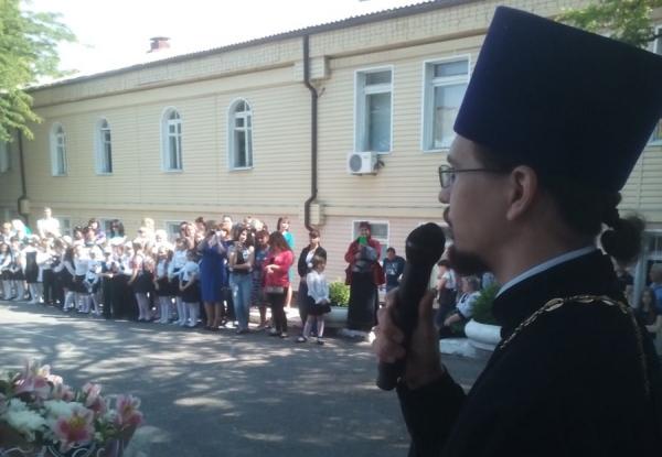 Настоятель Свято-Никольского храма Юго-Западного благочиния принял участие в линейке, посвященной Дню знаний МБОУ СОШ № 64