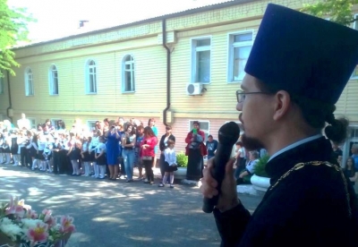 Настоятель Свято-Никольского храма Юго-Западного благочиния принял участие в линейке, посвященной Последнему звонку МБОУ СОШ № 64